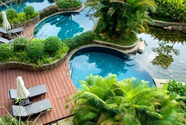 decorar-un-jardin-con-piscina-palmeras