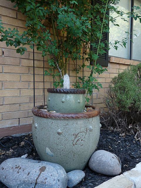 Fuentes-de-jardin-originales-con-dos-macetas