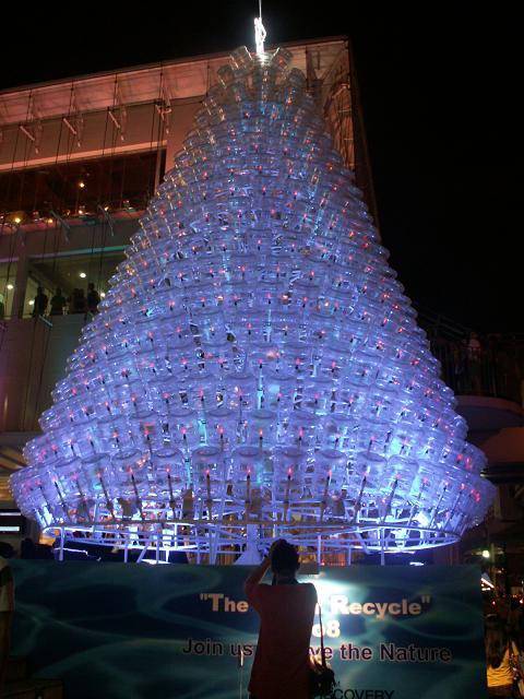 arbol-de-navidad-reciclado-hecho-con-garrafas